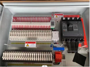 What is the solar power combiner box like?